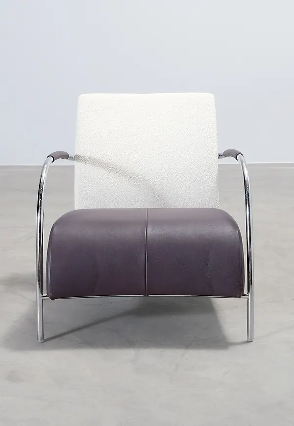 Trendig loungestol i läder från Montis.