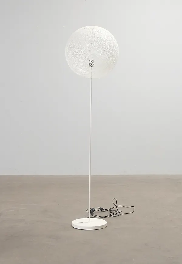 Mysig vit lampa 2025 från Moooi.