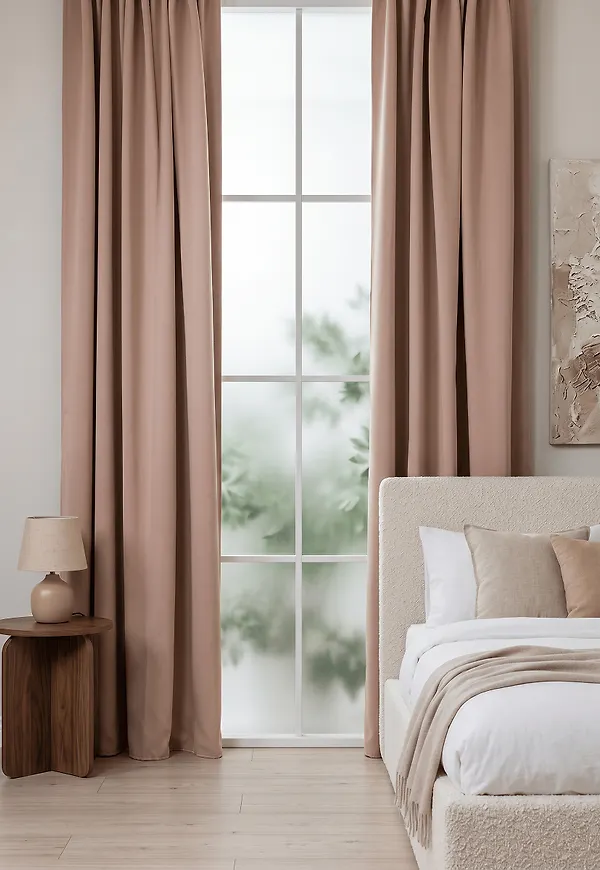 Beige KM Home-mörkläggningsgardin i härlig modell.