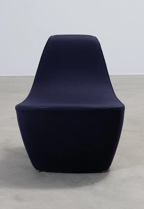 Mörkblå Moroso-loungestol i elegant modell.