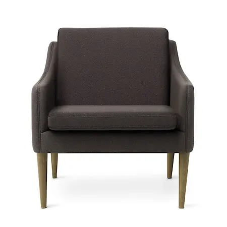 Trendig brun fåtölj i ek från Warm Nordic.