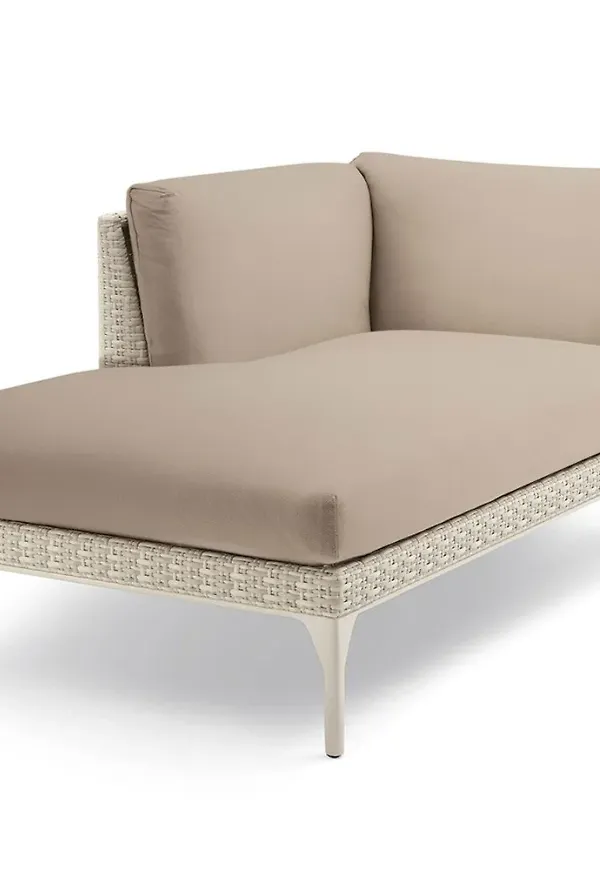 Vit Dedon-aluminiummöbel i ikonisk modell.