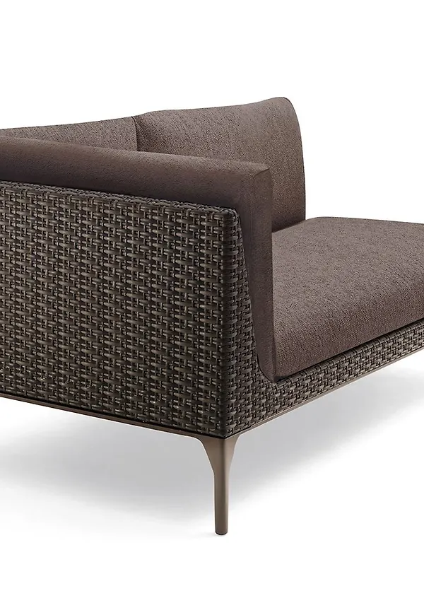 Moderiktig utemöbel i brunt från Dedon.