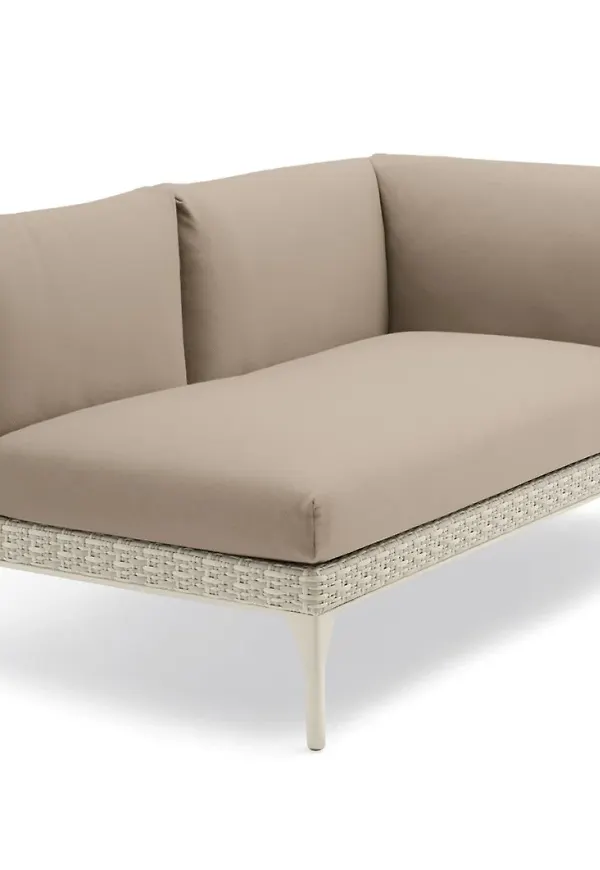 Moderiktig utemöbel i vit färg gjord i aluminium.