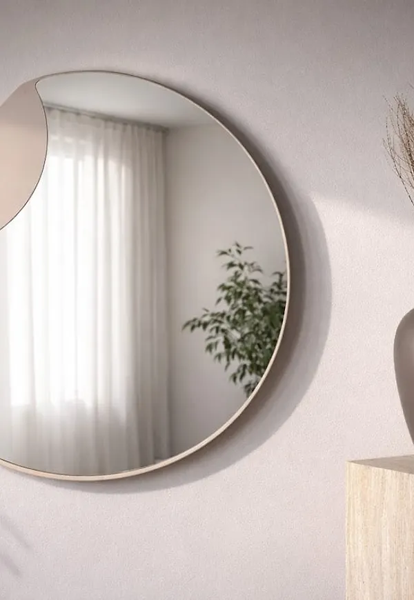 Beige Venture Home-spegel i ikonisk modell.