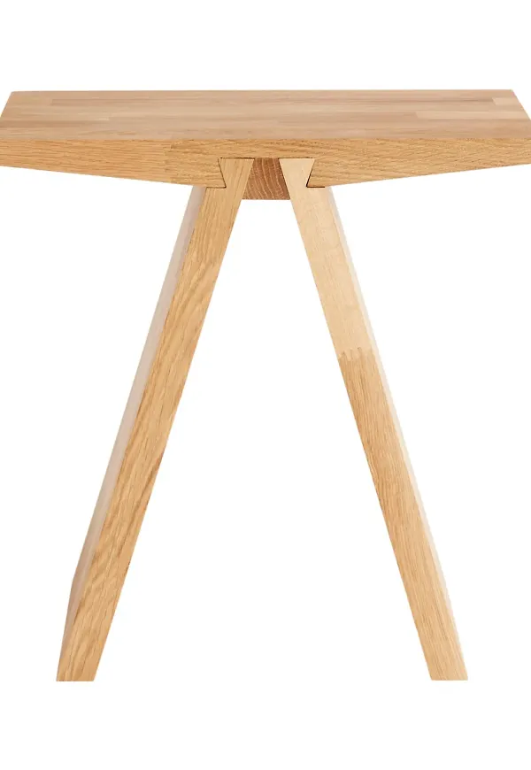 Stilriktig brun pall i ek från Muubs.