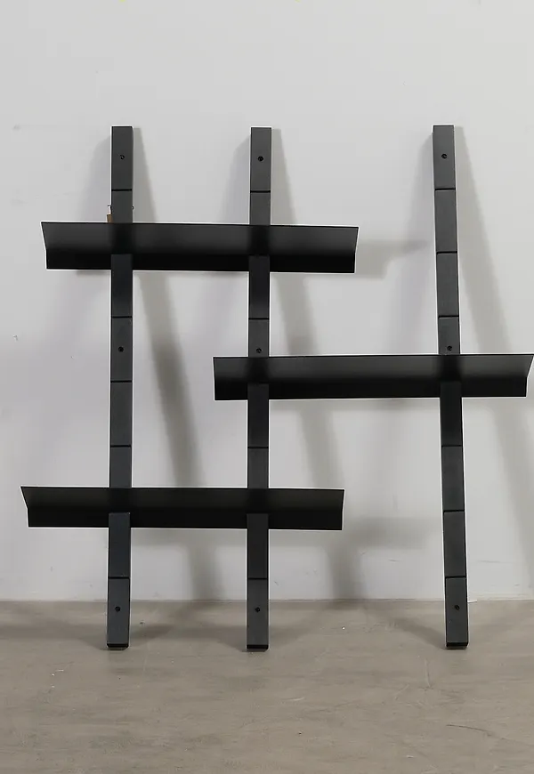 Stilriktig vägghylla i ek 2025 från Muubs.