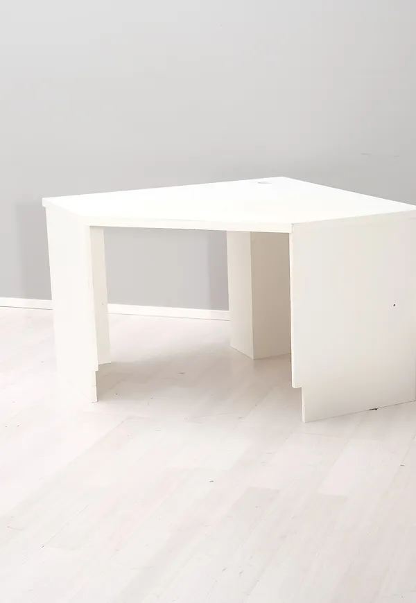 Vit Muurame-skrivbord i otroligt fin modell.