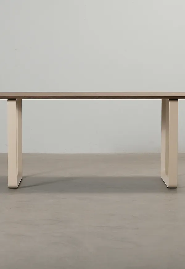 Fin brun skrivbord i linoleum från Muuto.