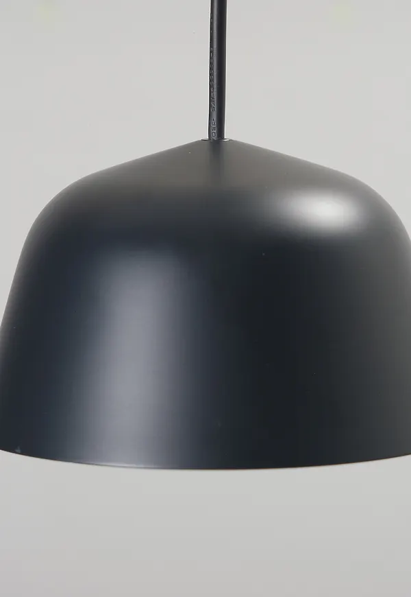 Svart Muuto-pendellampa i söt modell.