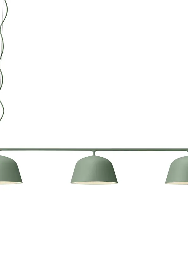 Grön Muuto-taklampa i smickrande modell.