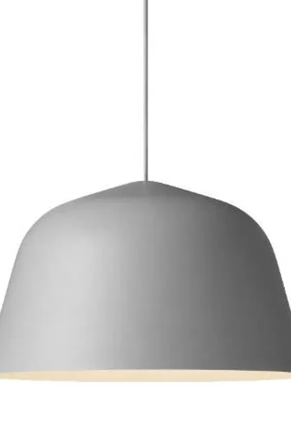 Fin grå taklampa 2025 från Muuto.