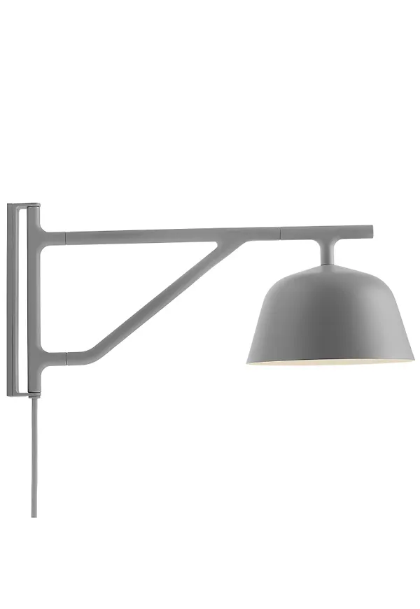 Grå Muuto-vägglampa i modern modell.
