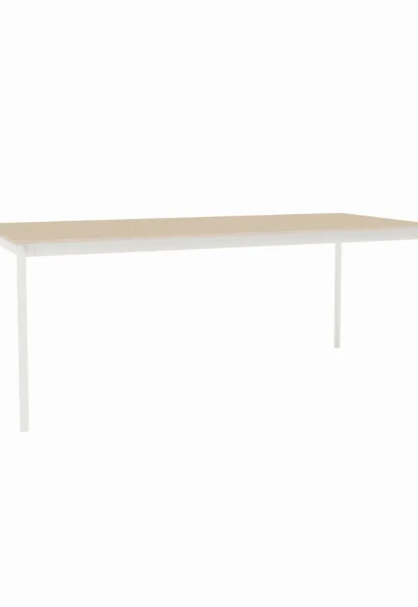 Superfin bord i ek från Muuto.