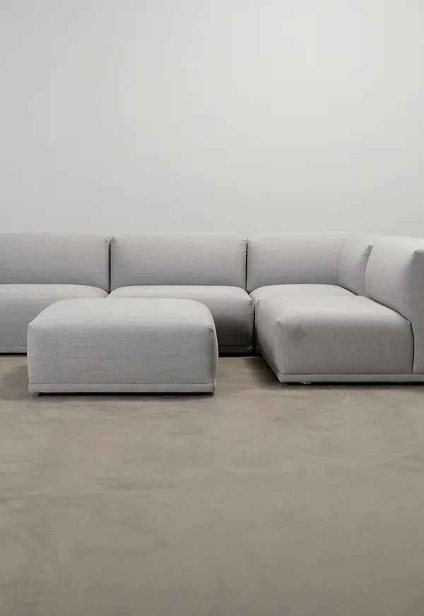 Cool grå soffa 2025 från Muuto.