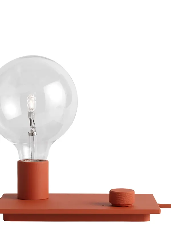 Jättesnygg bordslampa i rött från Muuto.
