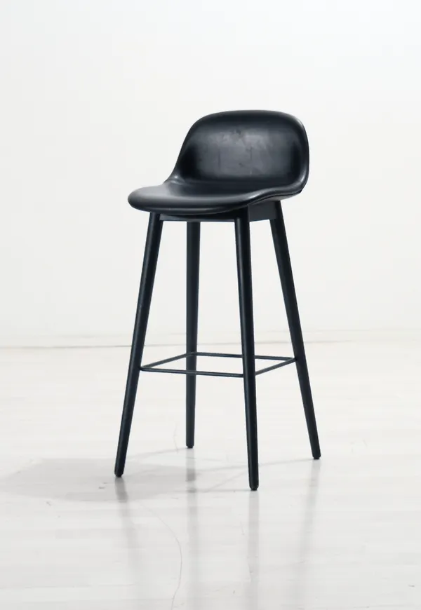 Komfortabel svart barstol i skinn från Muuto.