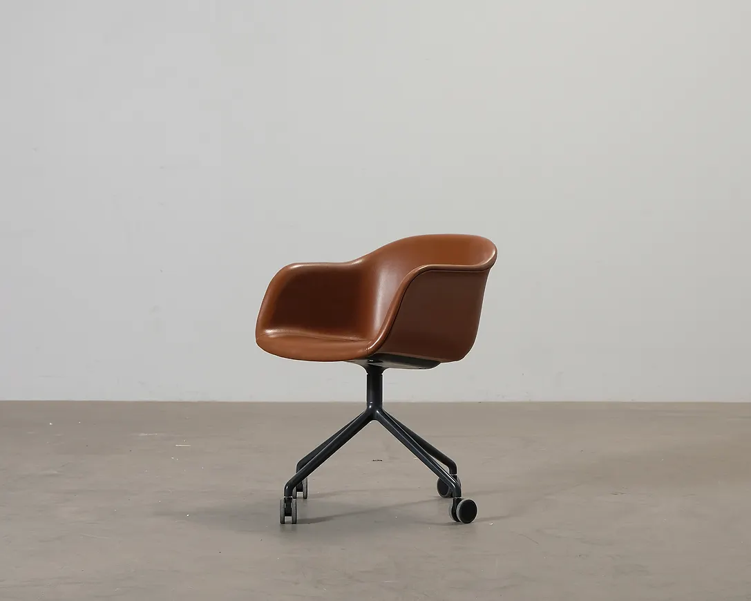 Komfortabel brun stol i läder från Muuto.