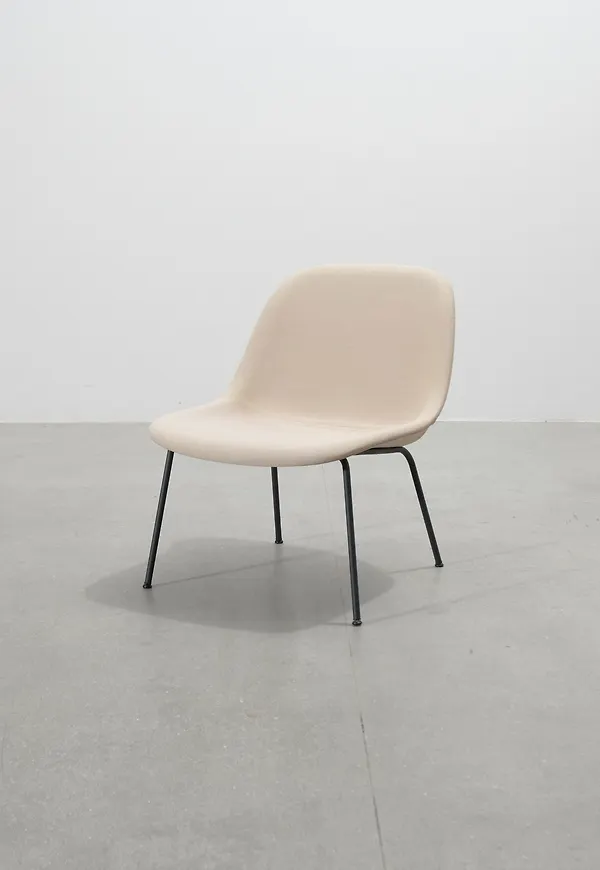 Fin loungestol 2025 från Muuto.