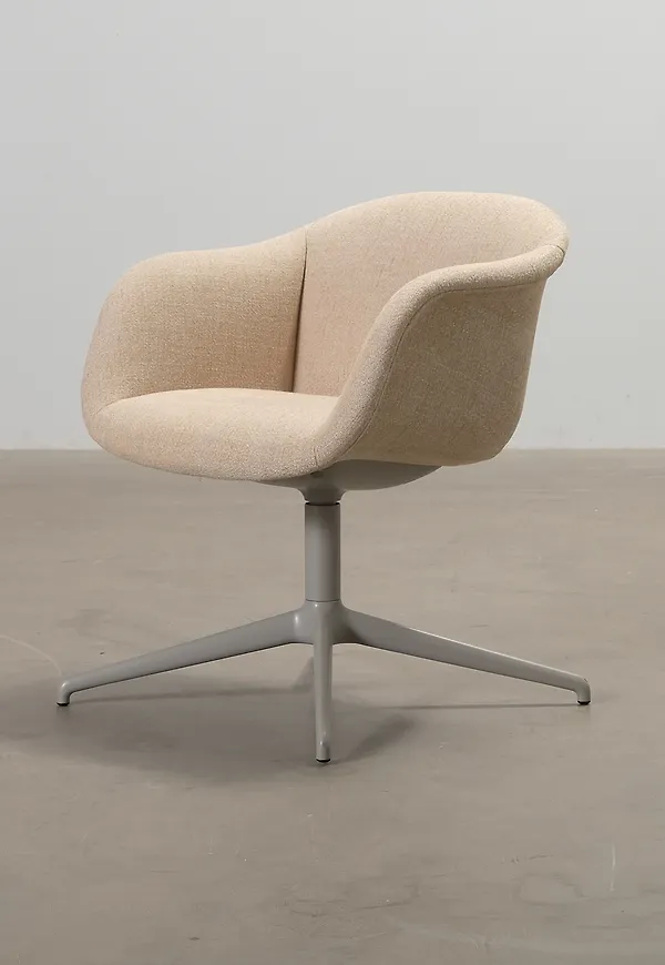 Modern stol i beiget från Muuto.
