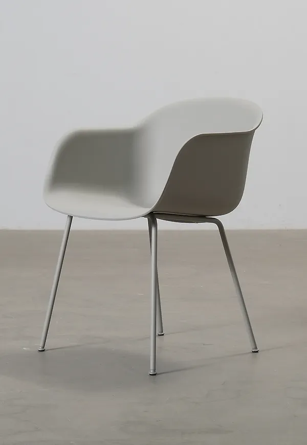 Superfin Stol som passar bra vid många olika tillfällen.