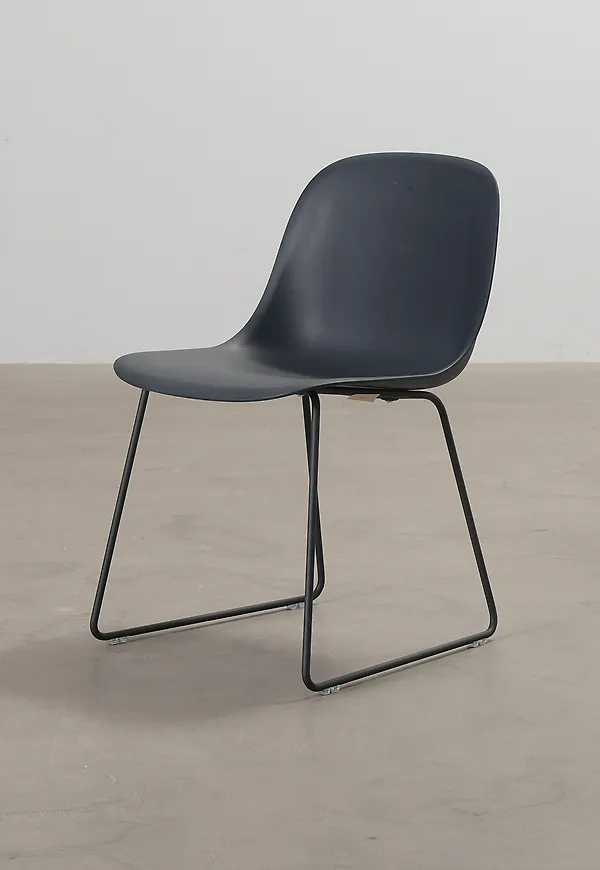 Stilriktig svart stol 2026 från Muuto.