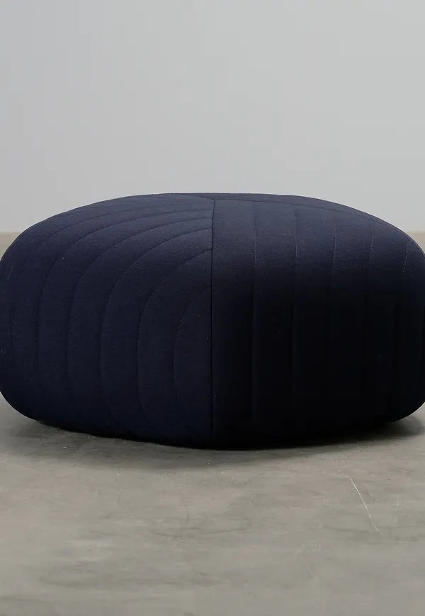 Blå Muuto-fotpall i modern modell.