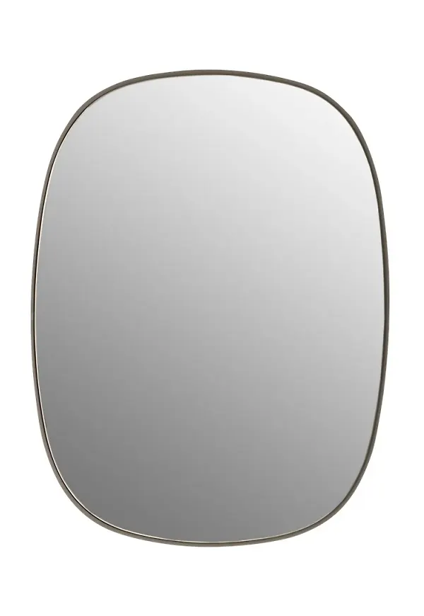 Jättefin väggspegel i brunt från Muuto.