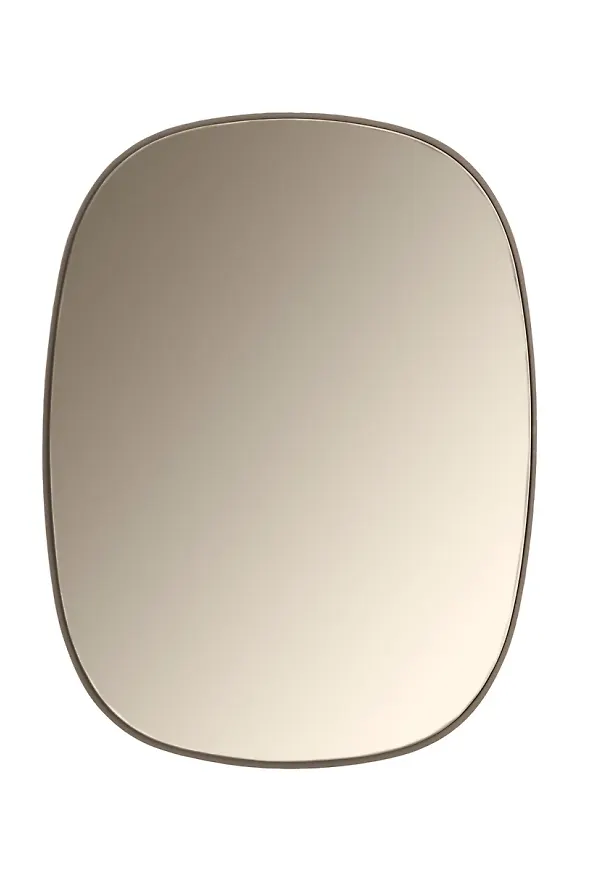 Beige Muuto-spegel i söt modell.