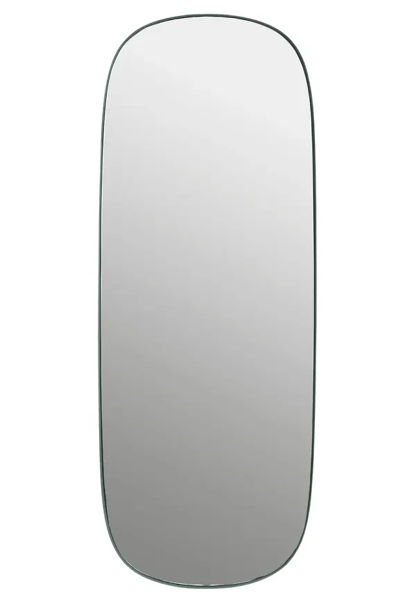 Grön Muuto-spegel i ikonisk modell.