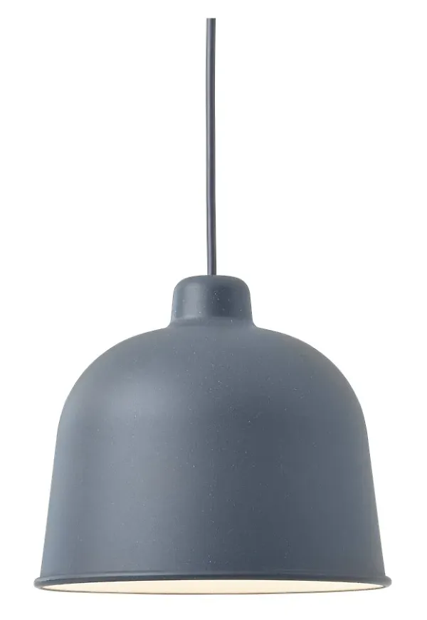 Blå Muuto-taklampa i stilriktig modell.