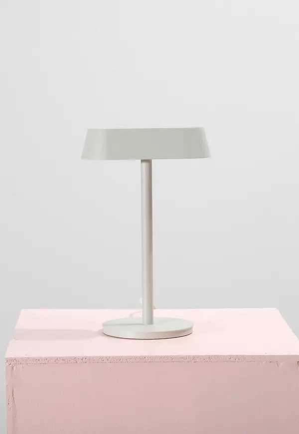 Härlig beige lampa 2025 från Muuto.