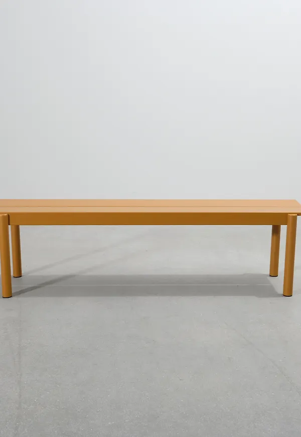 Riktigt fin bänk i brunt från Muuto.