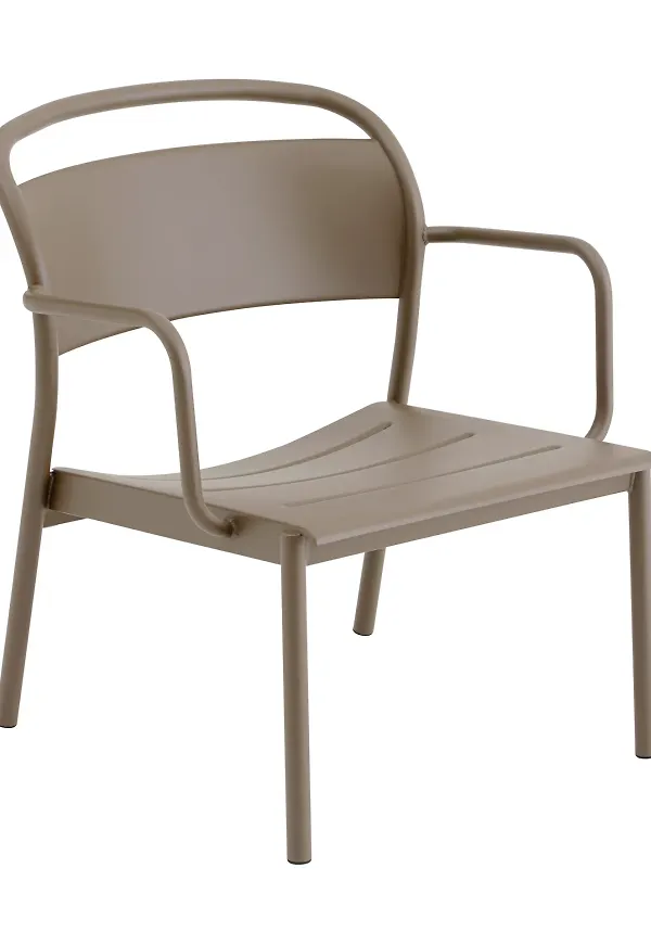 Brun Muuto-loungefåtölj i söt modell.