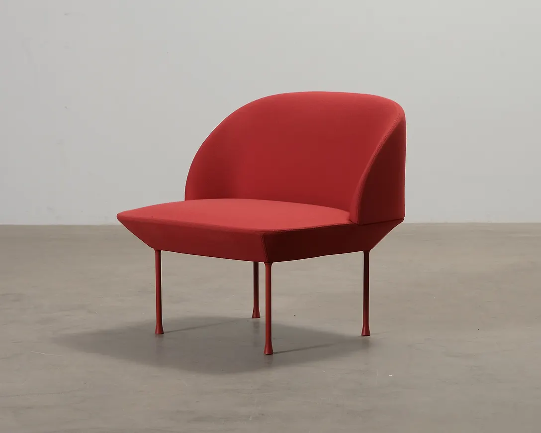 Vacker fåtölj i rött från Muuto.