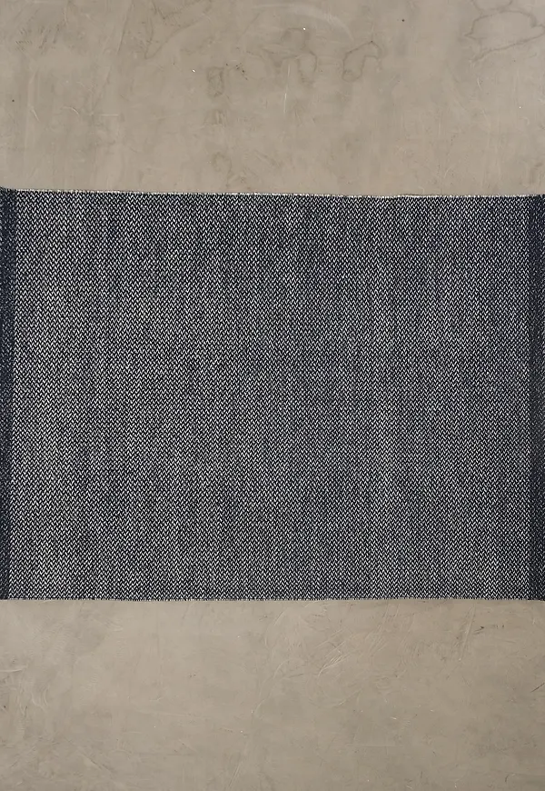 Mysig svart matta i ull från Muuto.