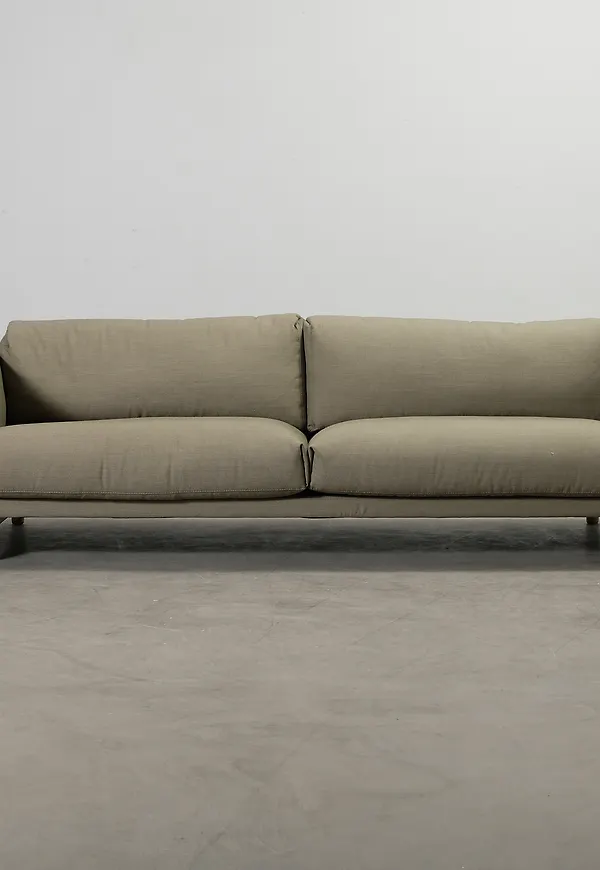 Härlig grön soffa i ek från Muuto.
