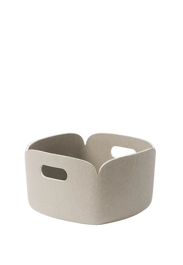 Modern korg i beiget från Muuto.