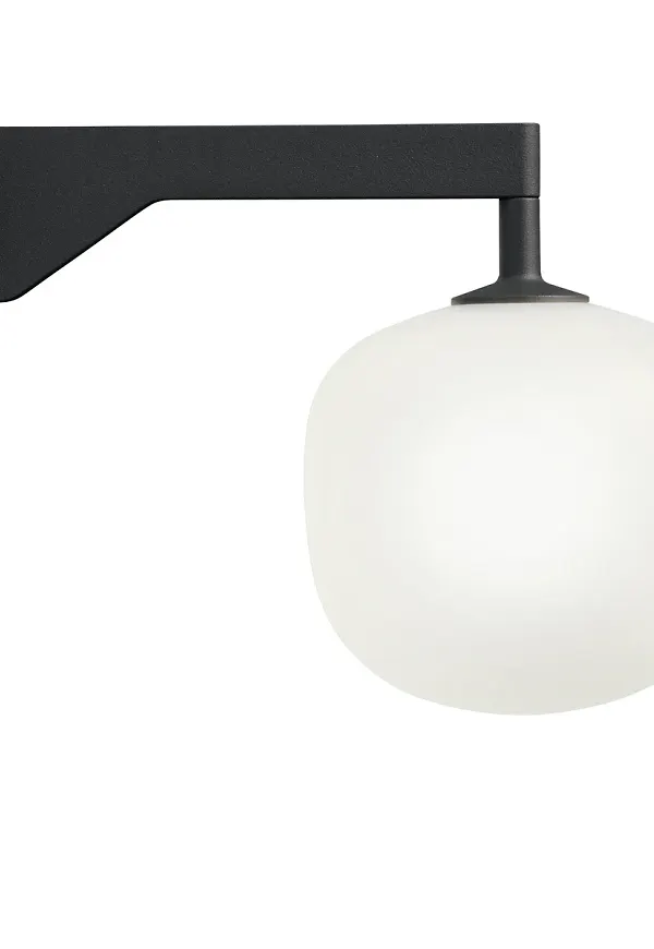 Svart Muuto-vägglampa i exklusiv modell.