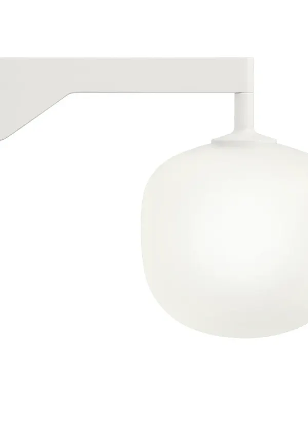 Skön vit lampa 2025 från Muuto.