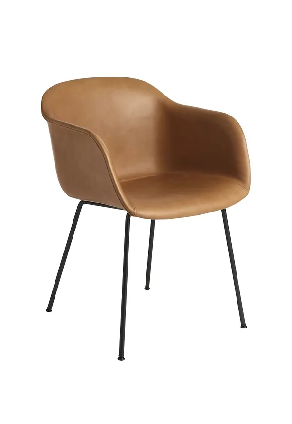 Mysig svart karmstol i skinn från Muuto.