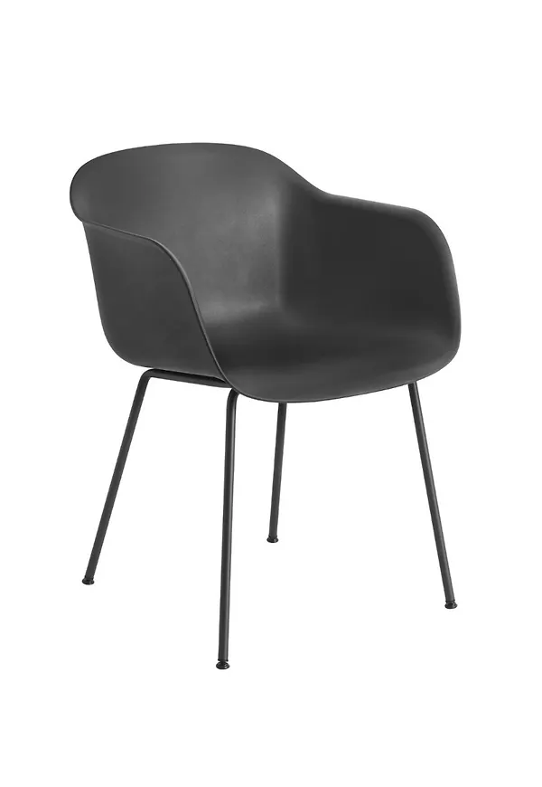 Modern svart karmstol 2025 från Muuto.