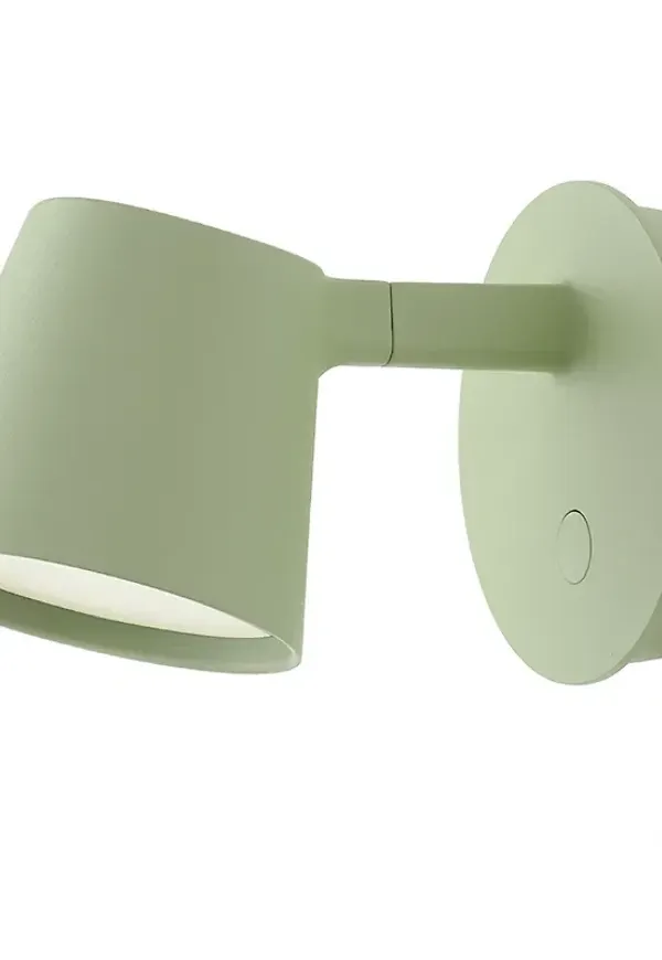 Elegant vägglampa i aluminium från Muuto.