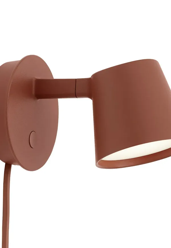 Brun Muuto-vägglampa i klassisk modell.