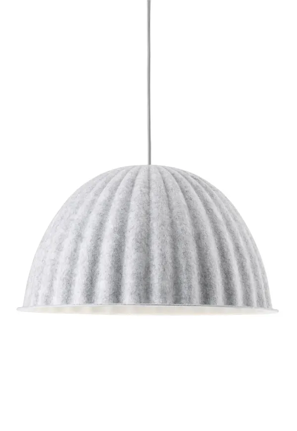 Vit Muuto-taklampa i fin modell.