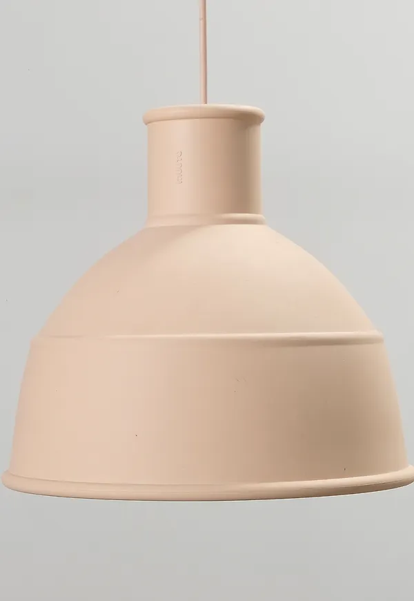 Superfin beige lampa 2025 från Muuto.