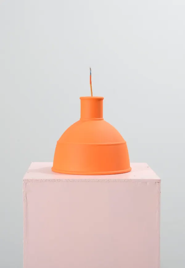 Orange Muuto-pendellampa i riktigt snygg modell.