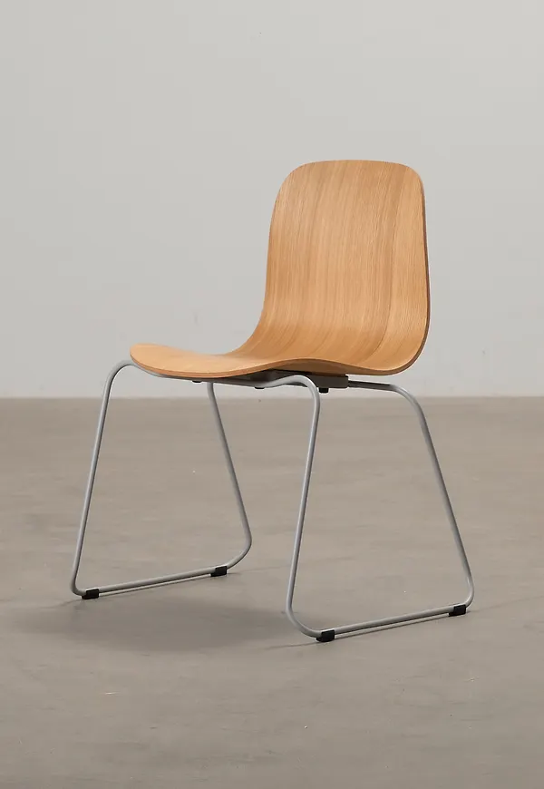 Otroligt fin stol i ek från MYCS.