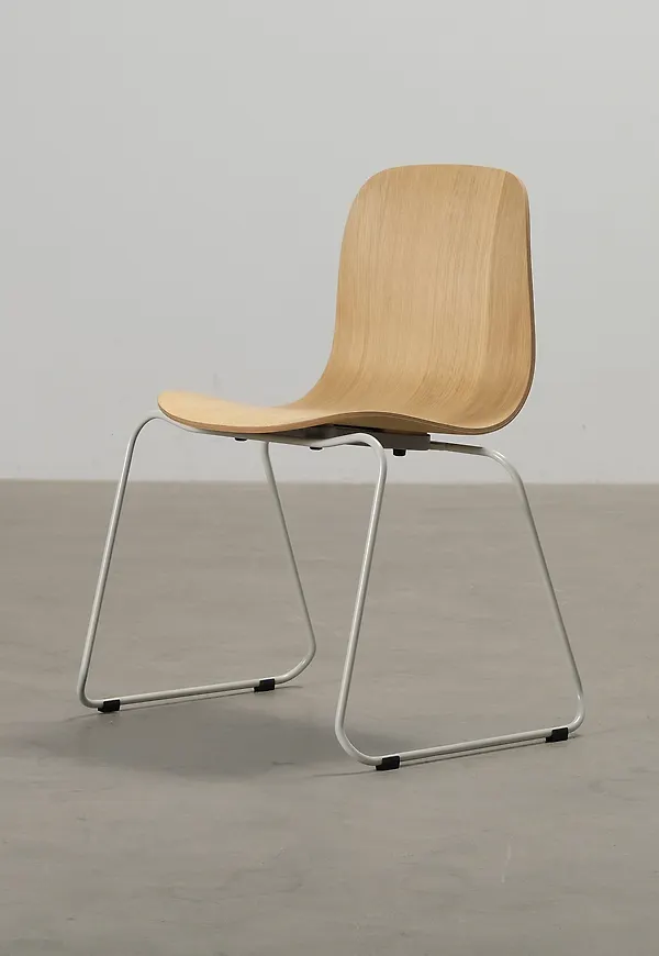 Söt stol i ek från MYCS.