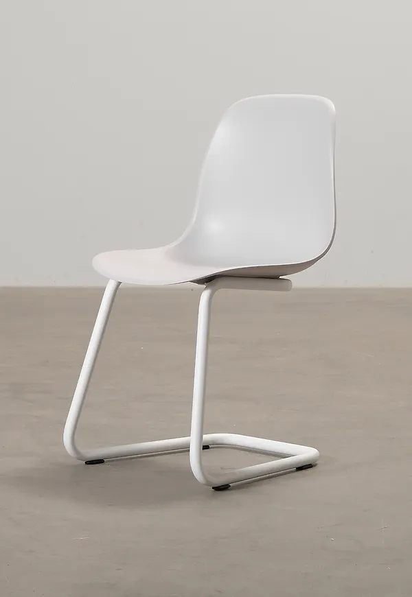 Cool stol i vitt från MYCS.